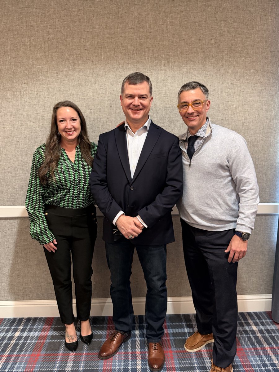 paradisoins's tweet image. Our leadership team soaking up knowledge and leveling up while learning from the best, Cujo. Always growing, always sharpening the edge. Proud of this crew. #Leadership #AlwaysLearning #TeamParadiso #Growth