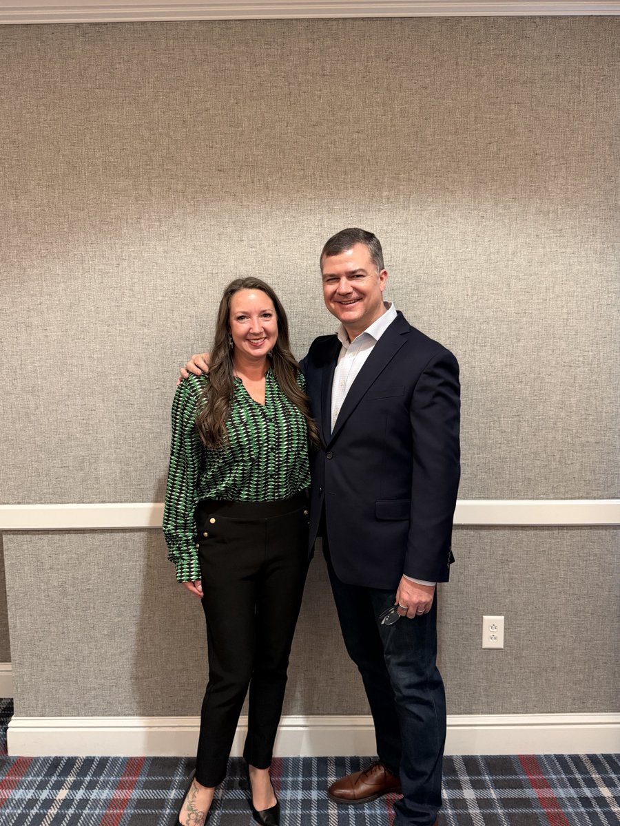 paradisoins's tweet image. Our leadership team soaking up knowledge and leveling up while learning from the best, Cujo. Always growing, always sharpening the edge. Proud of this crew. #Leadership #AlwaysLearning #TeamParadiso #Growth