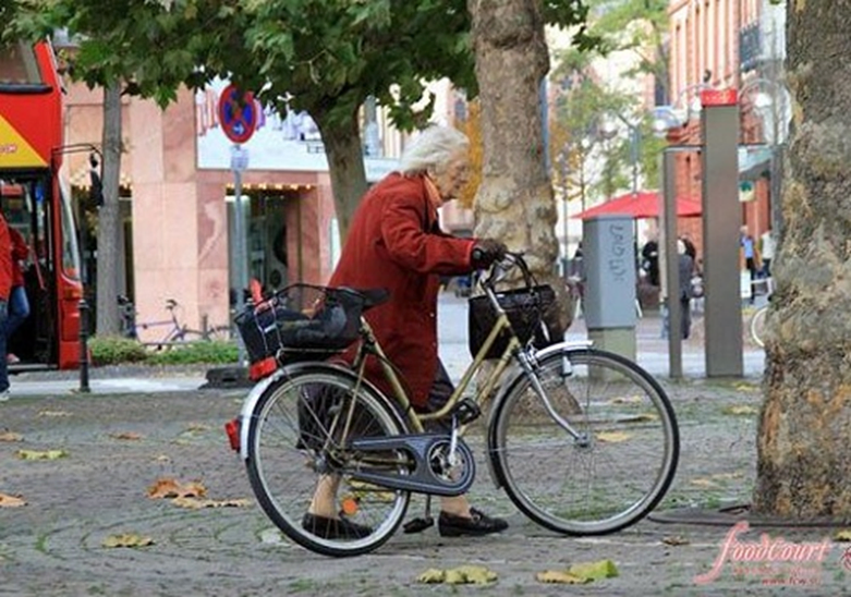 winston_zin's tweet image. At 122 years old, she became the oldest documented human in history.

At 85, she started a hobby in combat sports.

Scientists studied her case for decades.

This is Jeanne Calment's blueprint for extending life: 🧵