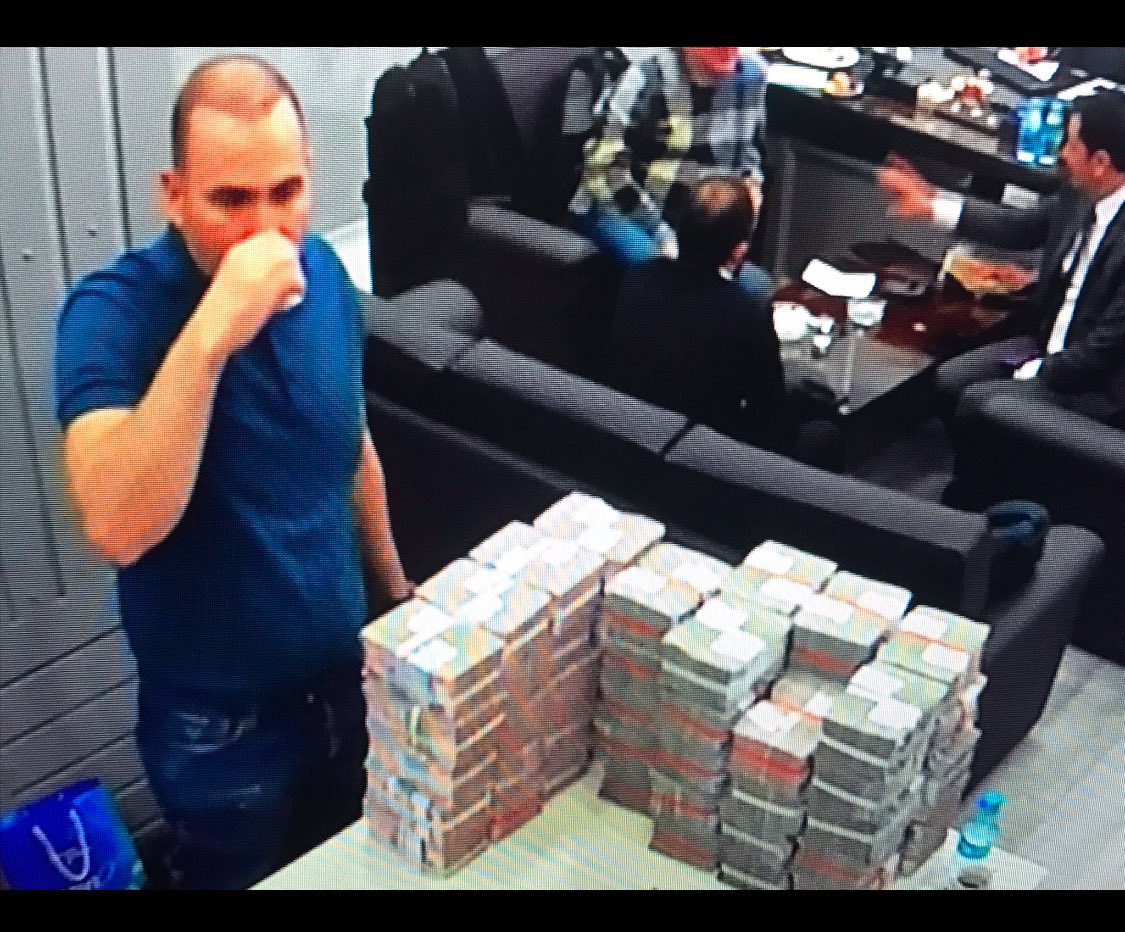 Mezarda rakı içerler 
Pavyon da rüşvet dağıtırlar
Çalarlar çırparlar
Para dan kuleler yaparlar
Parti binasına s.çarlar
Sonra da, ahlaki üstünlükten bahsederler.
Bilin bakalım kim bunlar ?