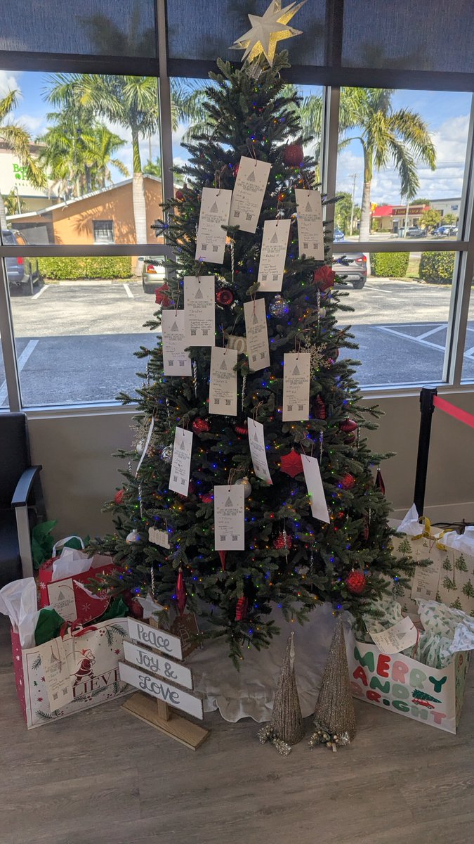 🎅🏽🎄Sullivan State Farm is supporting Guardian Angels for Special Populations—grab an angel from our tree, choose a gift and bring it back wrapped by Friday!
Big THANK YOU to everyone who’s already brought in a gift. Every act of kindness lifts up our community! 🙌🎁