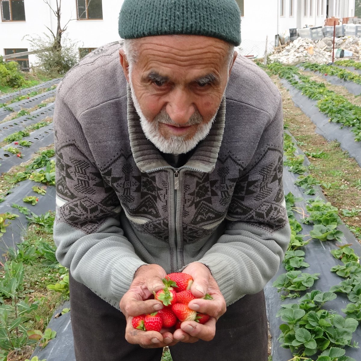 bosunatiklama's tweet photo. Isparta'da 'Hayır Bahçesi' adını verdiği tarlasında yetiştirdiği ürünleri 30 yıldır yoldan geçenlere ikram eden İbrahim amca, hayatını kaybetti. https://t.co/cTb2sINej0