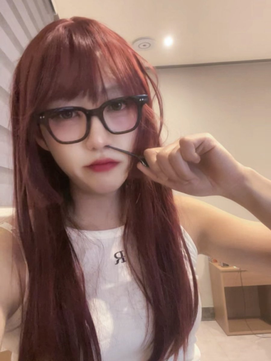 녜ㅔ 평소 남장할때 쓰는 안경 써봄ㅇㅇ
(후비적-)