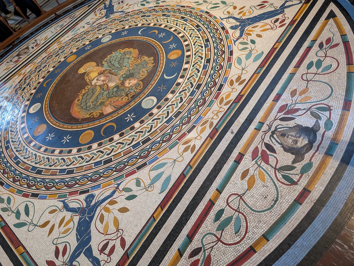 バチカン市国🇻🇦📍バチカン美術館 床のモザイクもスゴォイ｡