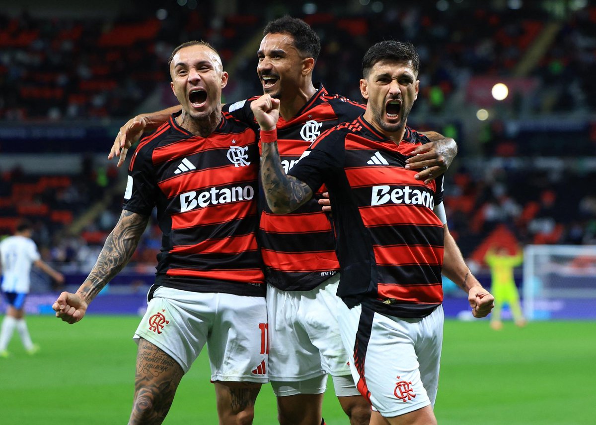 liberta___depre's tweet photo. O jornal “As”, da Espanha, sobre o atual momento do Flamengo: 'Os 45 milhões de euros de Vini Jr. (venda para o Real Madrid) criaram um monstro'. 

- A negociação de Vinicius, sacramentada em 2018, movimentou 45 milhões de euros, o equivalente a cerca de R$ 164 milhões na época. Este montante foi crucial para o caixa do clube rubro-negro, impulsionando a montagem de equipes competitivas nas temporadas seguintes.

Via: @diarioas / @Estadao 

📷AFP / 📷Getty Images
