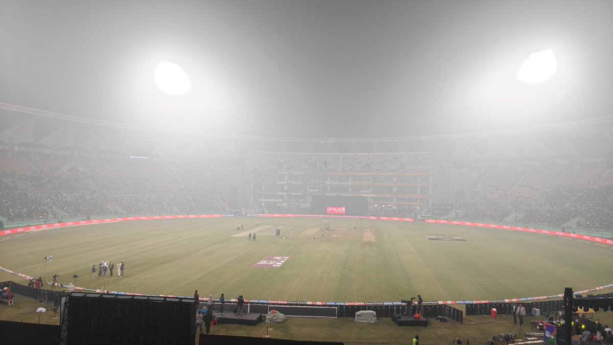 Only a suspended match can put some shame on the culprits who are playing with our health n lives🥲 same thing happened during Test Match with Sri Lanka in Delhi
#ekanastadium 
#INDvSA #HardikPandya #teamindia #AQI #INDvsSA #Lucknow  #HealthFirst #AirPollution