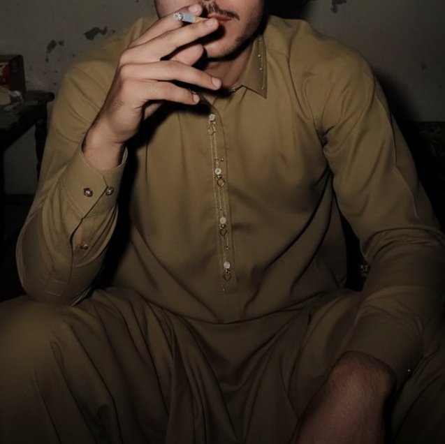 Muhammadkhanik's tweet image. مړو سکروټو د ایرو سره مــــــــــشغوله یمه توره تیارۀ ده او په چا پسې مې زړۀ خوګیږي 🤒