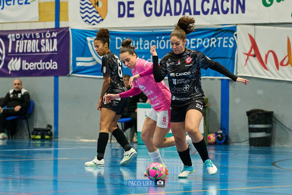 GuadaFSF's tweet photo. Gracias a tod@s los aficionados por la presencia en la noche de ayer. 

El sueño de seguir en la Copa de la Reina no pudo ser. 

🤝📸 @PacoUrri https://t.co/crOPyQxJhS