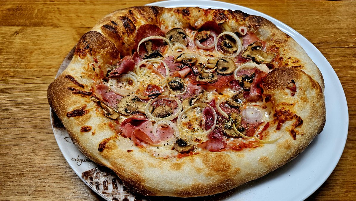 Viele kleine Helferlein, physikalische und chemische Prozesse mit durchdachter Temperaturabstimmung zwischen Zimmerwarm, Kühlschrank und Ofen sind nötig, um dieses architektonische Meisterwerk mit leichter und luftiger Struktur zu erschaffen. Pizza 🤌 Mahlzeit 😋