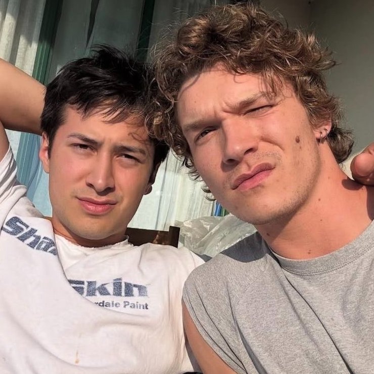 SeriesBrasil's tweet image. Hudson Williams e Connor Storrie trabalhavam como garçons antes de serem escalados como Shane e Ilya em Heated Rivalry, uma das séries de maior sucesso do ano.