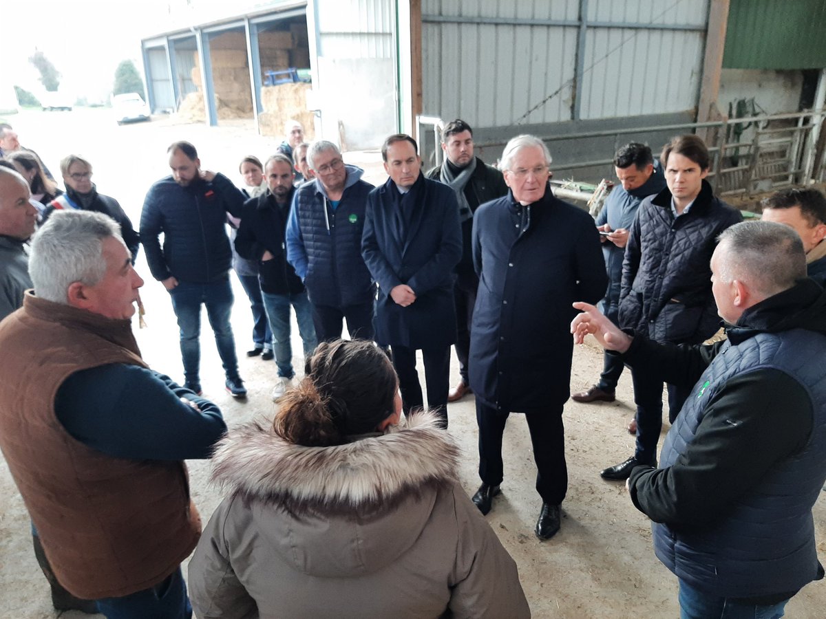[#Syndical] A quelques heures de la grande mobilisation agricole 🇪🇺 <a href="/FNSEA/">La FNSEA</a> <a href="/JeunesAgri/">Jeunes Agriculteurs</a> <a href="/COPACOGECA/">COPA-COGECA</a> à #Bruxelles, <a href="/fdsea53/">FDSEA53</a> et <a href="/JEUNESAGRI53/">JAMAYENNE</a> échangent avec <a href="/MichelBarnier/">Michel Barnier</a> sur une ferme de St-Hilaire-du-Maine, en <a href="/lamayenne/">La Mayenne, le Département</a>. Sujets abordés : #PAC, #Mercosur, #MACF, #DNC...