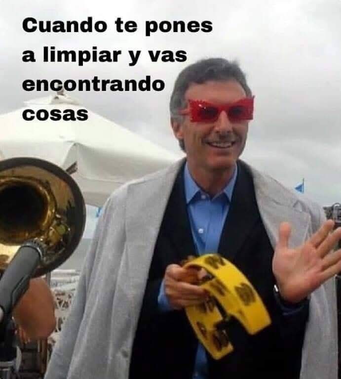 Cosas que encontré ayer buscando las nóminas de resi: 
- La plantilla del MIR 2012
- Titulos de cursos
- Un pergamino con mi nombre en egipcio
- Una multa de una vez que no me acordé donde había aparcado
- Un esquema del ciclo de la urea
- Un comentario de texto de bachillerato