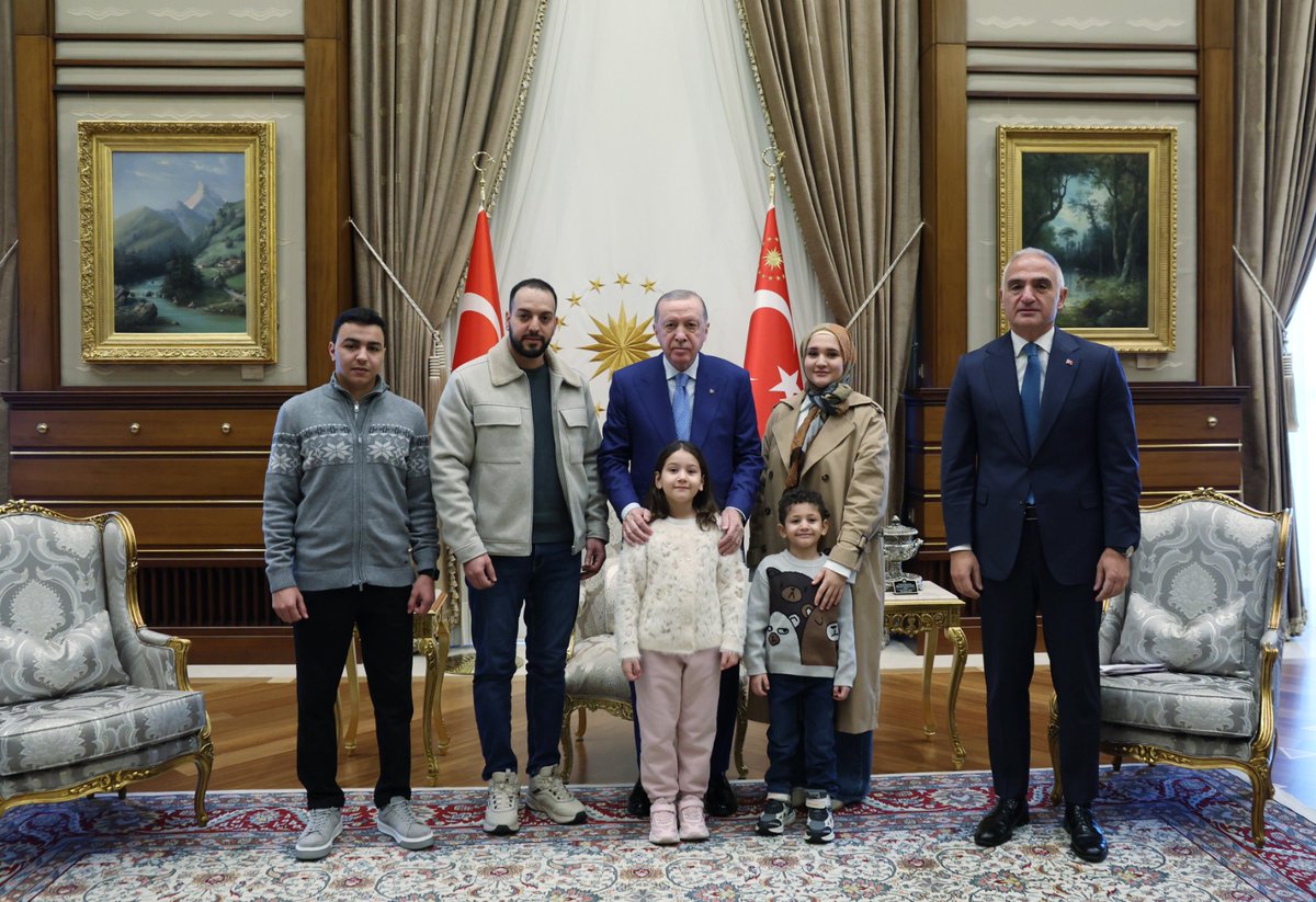 Cumhurbaşkanımız Recep Tayyip Erdoğan, Gazze'de İsrail ateşi altında bir araçta mahsur kalarak hayatını kaybeden 6 yaşındaki Filistinli Hind Rajab'ın aile fertlerini ve akrabalarını Cumhurbaşkanlığı Külliyesi'nde kabul etti.