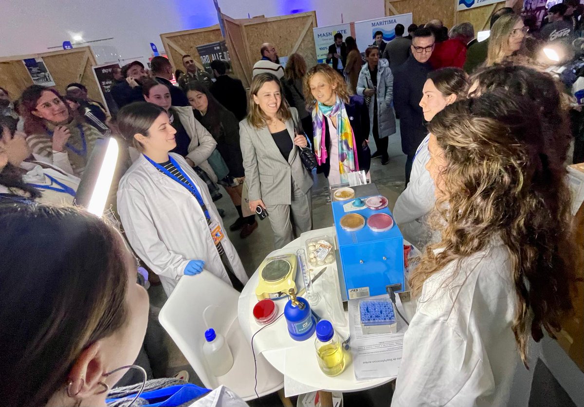 Educastur's tweet photo. 📚🎒La consejera Eva Ledo y el director general de FP, Ángel Balea, han asistido a a la feria de orientación de FP #Talentia, en Gijón.
🔢 Más de 2.500 estudiantes, 155 docentes, 33 empresas y 33 centros participan en esta actividad organizada por @GobAsturias y @FADEAsturias. https://t.co/qes284iHn6