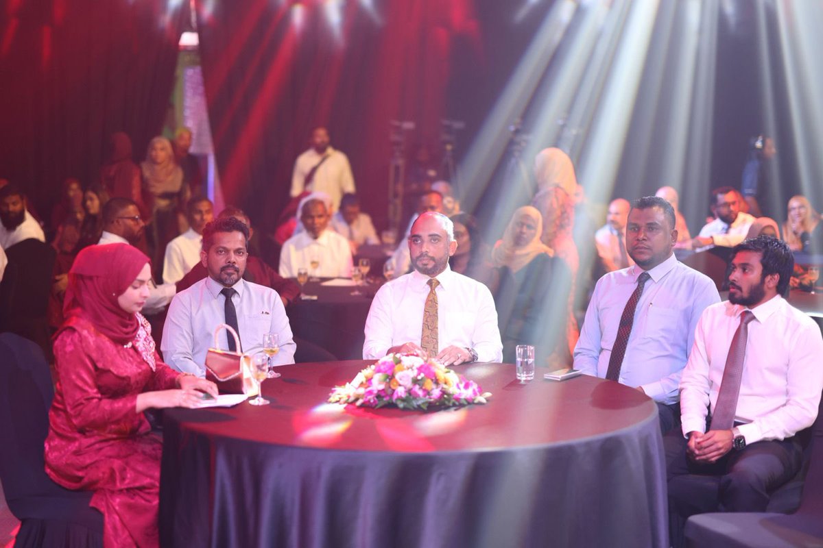 ސިވިލް ސޮސައިޓީ އެވޯޑު ދިނުމުގެ ހަފުލާގެ ޝަރަފުވެރި މެހެމާން، ވަޒީރު އިބްރާހިމް ވަހީދު  ޔޫތް ހަބް އަށް ވަޑައިގަތުން.