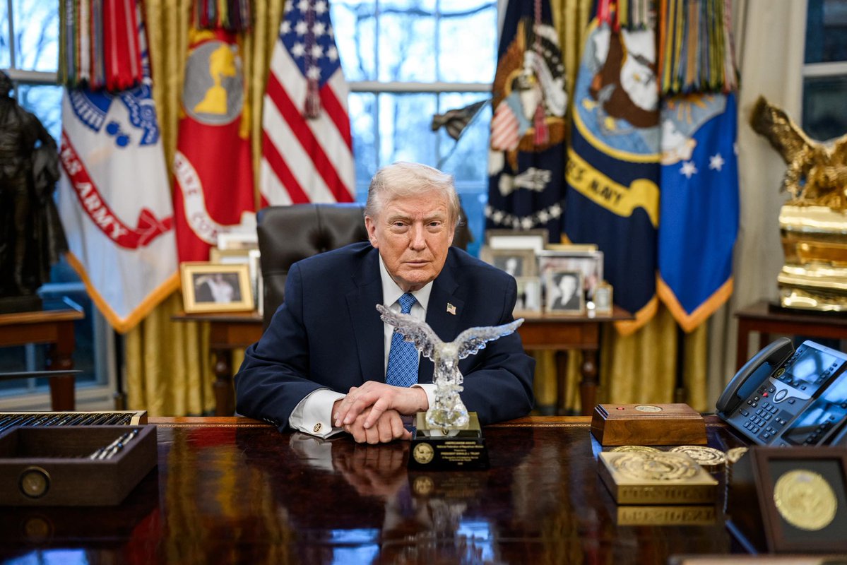 NFRW's tweet image. It was a high honor to present @POTUS with the National Federation of Republican Women Americanism Award. This beautiful crystal eagle sculpture was designed and created especially for him as a symbol of our deep gratitude. President Trump graciously welcomed NFRW to the Oval…