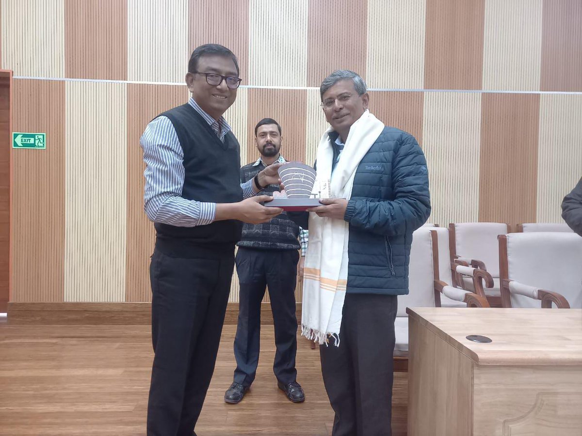 भारतीय विदेश सेवा के वरिष्ठ आई.एफ. एस. अधिकारी एवं दक्षिण अफ्रीका में भारत के राजदूत प्रभात कुमार ने आज  बापू टावर, पटना का भ्रमण किया।  बापू टावर संग्रहालय का भ्रमण करते हुए उन्होंने इस संग्रहालय को अद्वितीय बताया।
<a href="/IPRDBihar/">IPRD Bihar</a> 
<a href="/NitishKumar/">Nitish Kumar</a> 
<a href="/BcdBihar/">Building Construction Dept. Bihar</a> 
<a href="/VijayKChy/">Vijay Kumar Choudhary</a> 
<a href="/kumravi_ias/">Kumar Ravi IAS🇮🇳</a>