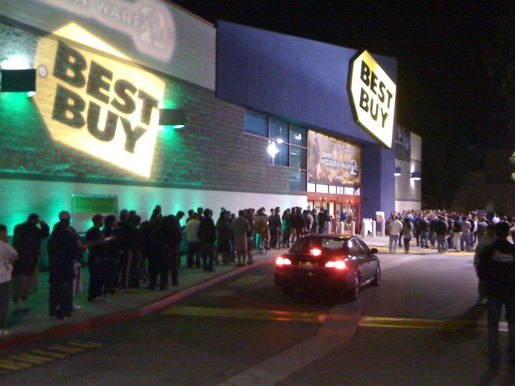 VideoGameHstry's tweet image. It's 2009 and you're in line for the MW2 midnight release