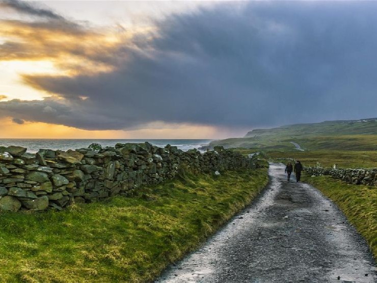 ❄️ When winter settles over the west coast of Ireland, Doolin transforms into something truly magical. Winter is one of the best times to explore this corner of County Clare.

Here are some of the most rewarding winter walks around Doolin. doolin.ie/winter-walks-a…