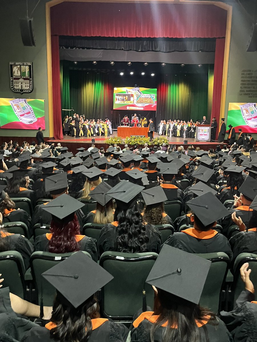 #Ahora Autoridades de la <a href="/UCarabobo/">Universidad de Carabobo</a> entregan medallas y títulos a los nuevos profesionales de la salud de la <a href="/FCS_UC/">FCS Sede Carabobo UC</a>, en el segundo acto de este #17Dic.