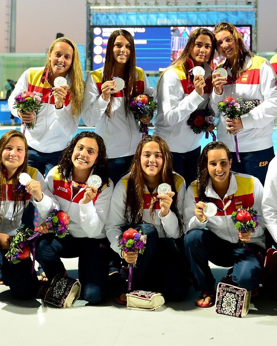 waterpolistacom's tweet image. Qué foto, y qué pedazo 𝐄𝐐𝐔𝐈𝐏𝐎𝐎𝐎 🌟✨

Este gran grupo (y equipazo) lleno de cracks (muchas, claves en la actual LEW) fue plata en los Juegos Europeos de Bakú en el año 2015

Cayeron en una gran final ante Rusia ⁉️🇷🇺 

Menciona ✍🏼 a quien reconozcas _____

#LaFecha