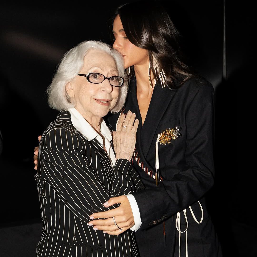updatecultura's tweet photo. Fernanda Montenegro aclama Bruna Marquezine:

“Bruna segue a vocação que lhe coube na vida. Aí está a sua plena realização… Bruna, de verdade, queria que você fosse minha neta.” https://t.co/JAEYtv1Osl