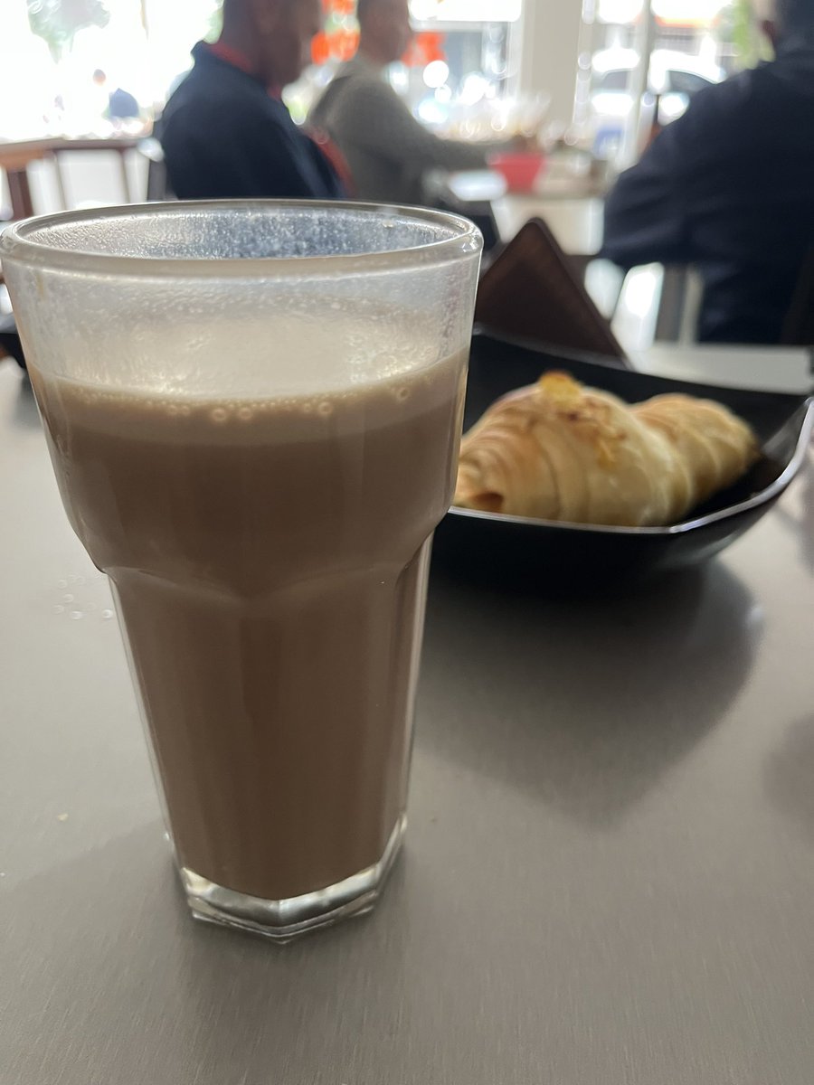 Desayunar Miloncon croissant es nivel superior