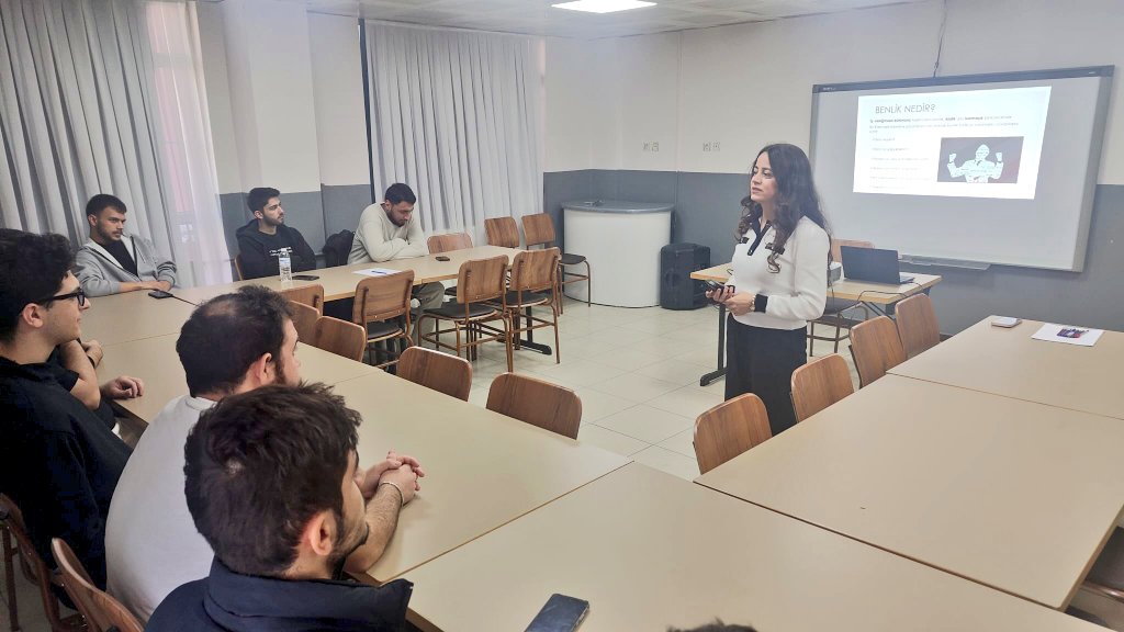ManisaKYGM's tweet photo. 📍Turgutlu Sedat Özcan Yurdu                                          

Yurt psikoloğumuz Nursena Dedeoğlu tarafından  öğrencilerimize  "Aynadaki ben" atölyesi gerçekleştirildi.
#GSBYurtları https://t.co/VTkoXQpx7w