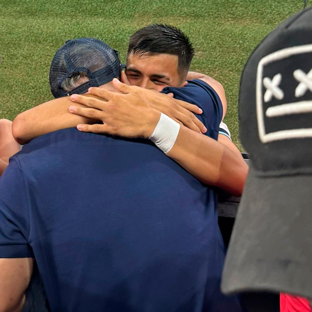 PasionFortinera's tweet photo. 💬 "Hoy me hiciste el papá más feliz del mundo. Gracias a Dios".

🥺 La emoción de Diego, el papá de Benjamín Vallejo, jugador de la 2009 de #Vélez que hizo su estreno con la Selección Argentina ayer ante Chile. https://t.co/DtjxdbfuEm