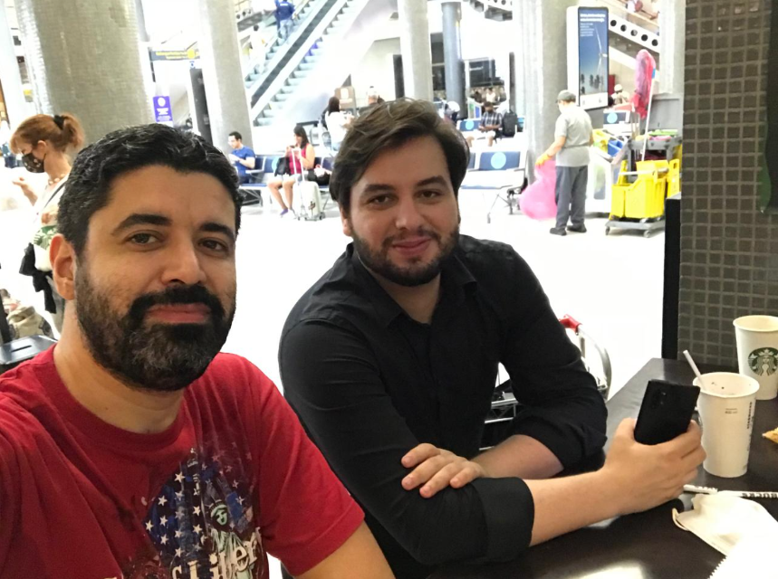sensoinc's tweet photo. Orgulho enorme em ser amigo de Filipe Martins, desde que discutíamos (feio) no orkut. Passei metade da minha vida trocando pancadas intelectuais com meu amigo, para saber quanto ele é honrado e preocupado com a liberdade e a verdade.

Esta ditadura maldita vai acabar um dia. Não será amanhã, não será depois de amanhã. Não será com postzinho de rede social, nem com eleiçãozinha monotemática. É um processo dialético, com rupturas, com rasgos, com eventos inesperados como o cisne negro. É um diálogo estrepitoso com mudanças culturais que gerem mudanças estruturais, entre intelecto e ação.

E todos sabem que, quando a ditadura acabar, quando o poder tirânico atual deixar de ter a correspondência entre a caneta e a polícia política, Filipe Martins será um dos maiores nomes deste país. Eu sei, você sabe e, principalmente, os ditadores sabem. Por isso criaram a maior maracutaia de 525 de história do Brasil para prendê-lo. Filipe Martins sairá gigante!