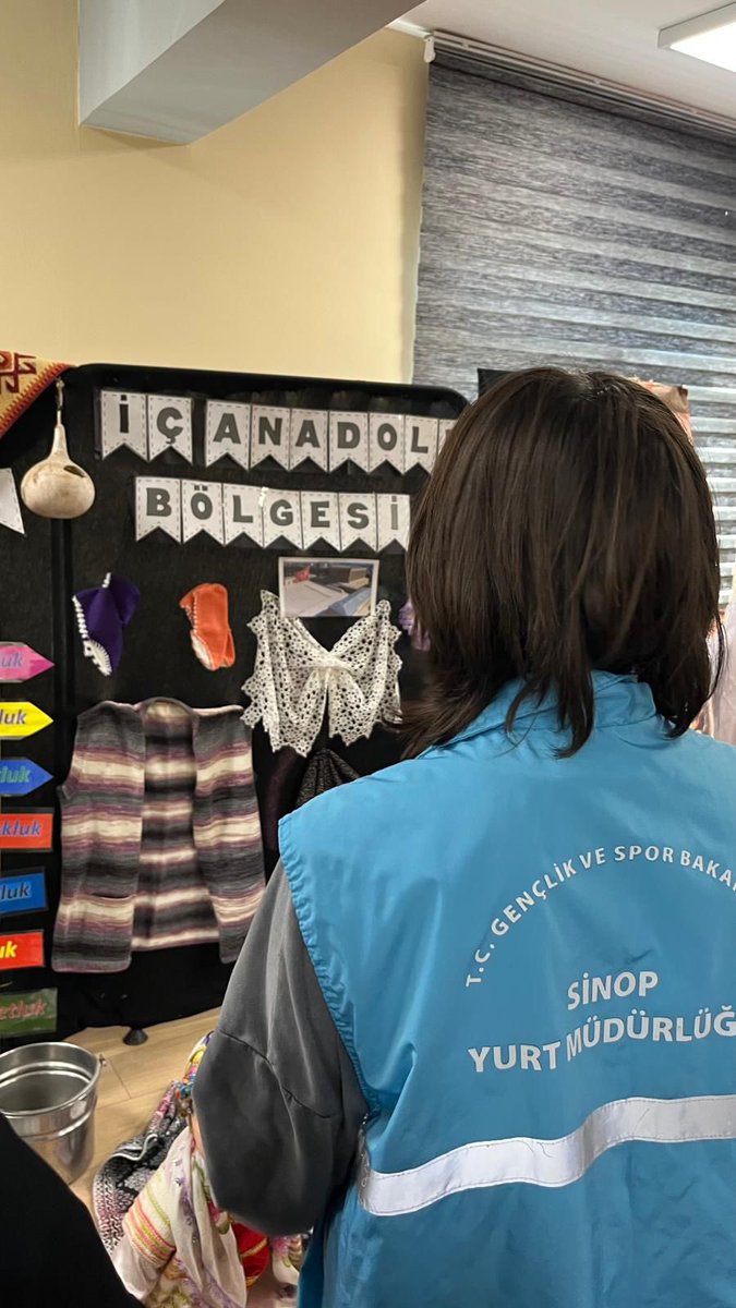 📍Sinop Yurdu

#YerliMalıHaftası kapsamında  yurt öğrencilerimizle birlikte Osmaniye İlkokulunda minik ellerin hazırladığı, yerli üretimin anlamını pekiştiren sergiyi ziyaret ederek minik kardeşlerimizle eğlenceli zamanlar geçirdik.

#GSBYurtları