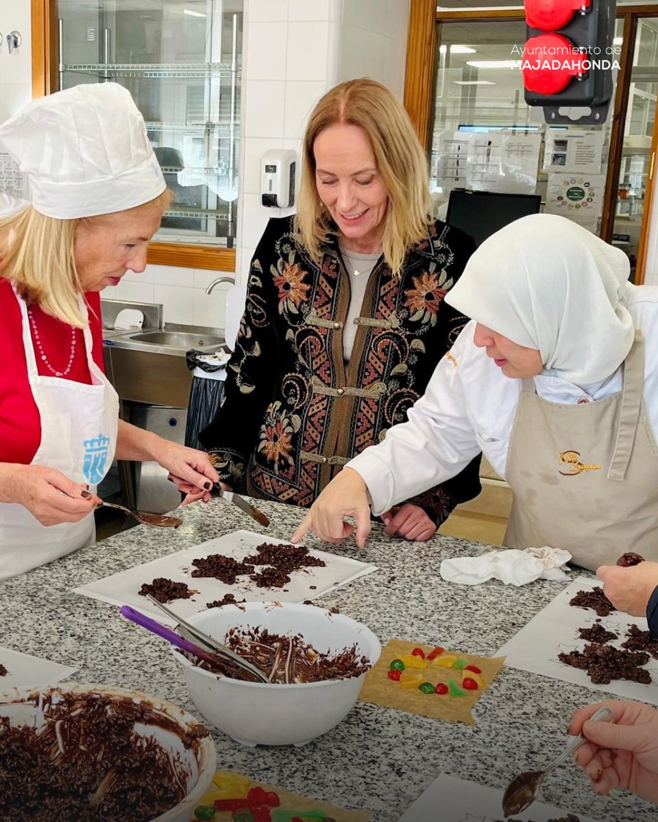 🥧🎄🍩Los alumnos del ciclo formativo de Panadería y Repostería Artesanal del IES María de Zayas han compartido hoy sus secretos de cocina con personas  mayores de #Majadahonda, en un taller de dulces y postres navideños.

#Navidad2025