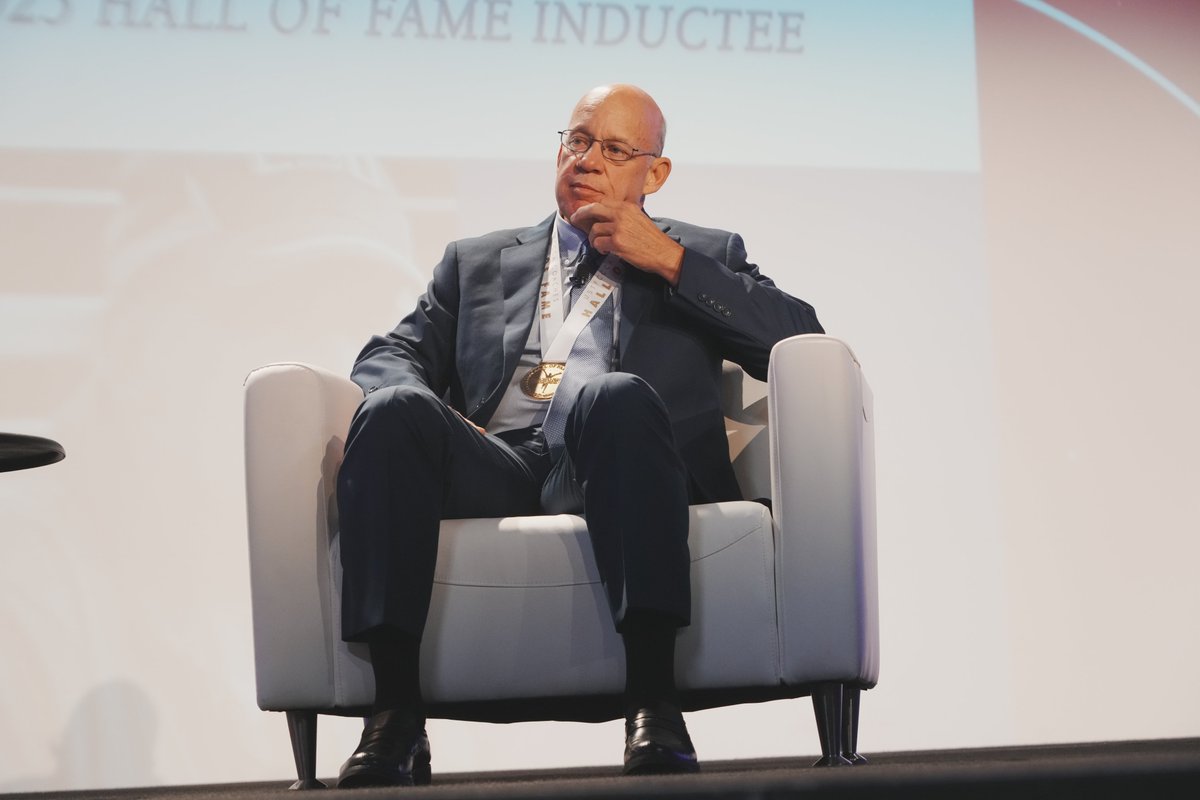 USTFCCCA's tweet photo. Legacy cemented.

Boo Schexnayder was officially inducted into the USTFCCCA Coaches Hall of Fame last night at #USTFCCCA25. https://t.co/AhfukAFHyA