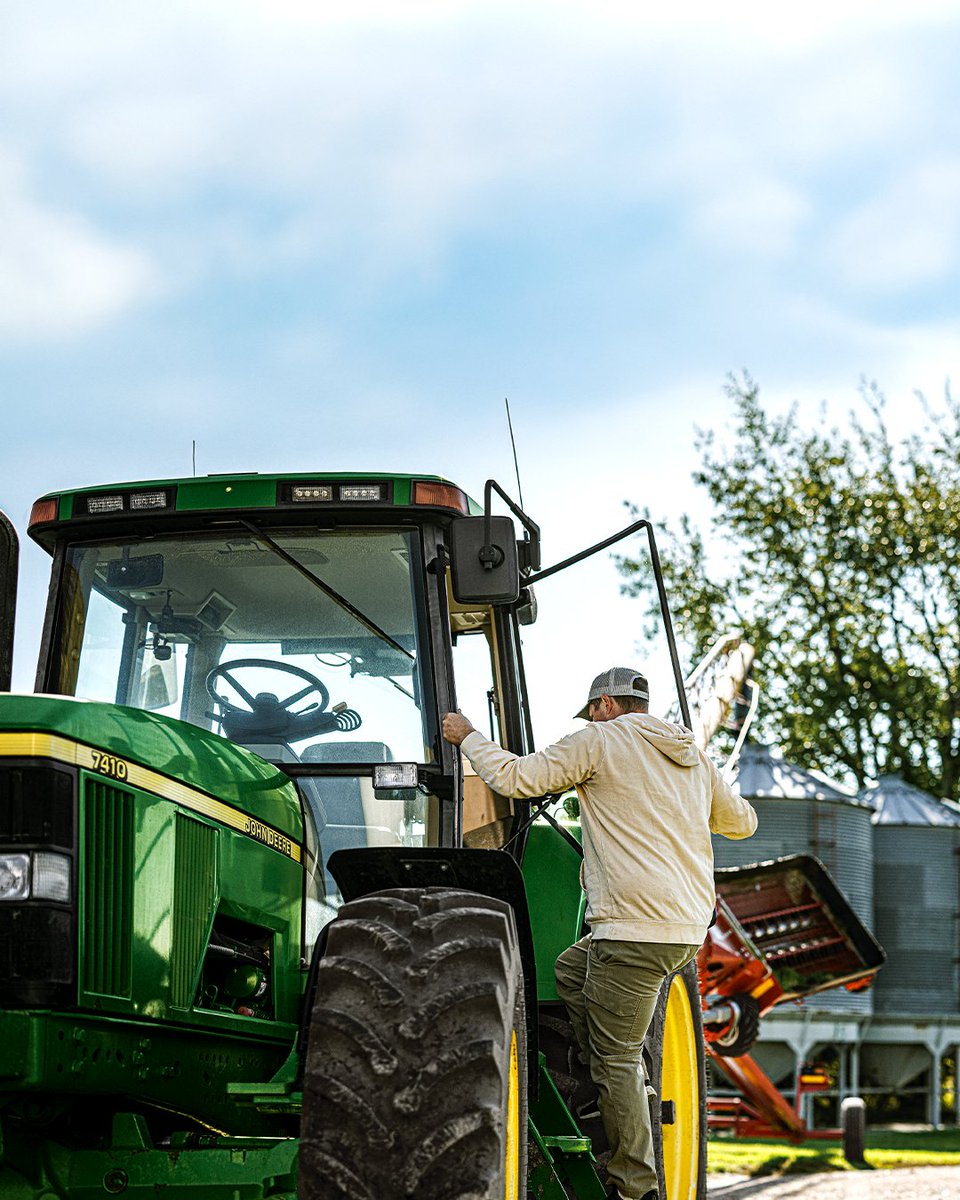 Throwing it back to days that were a little less snow covered. Is it too early to be thinking about planting season?👀🌱

#johndeere #classic #7410 #throwback