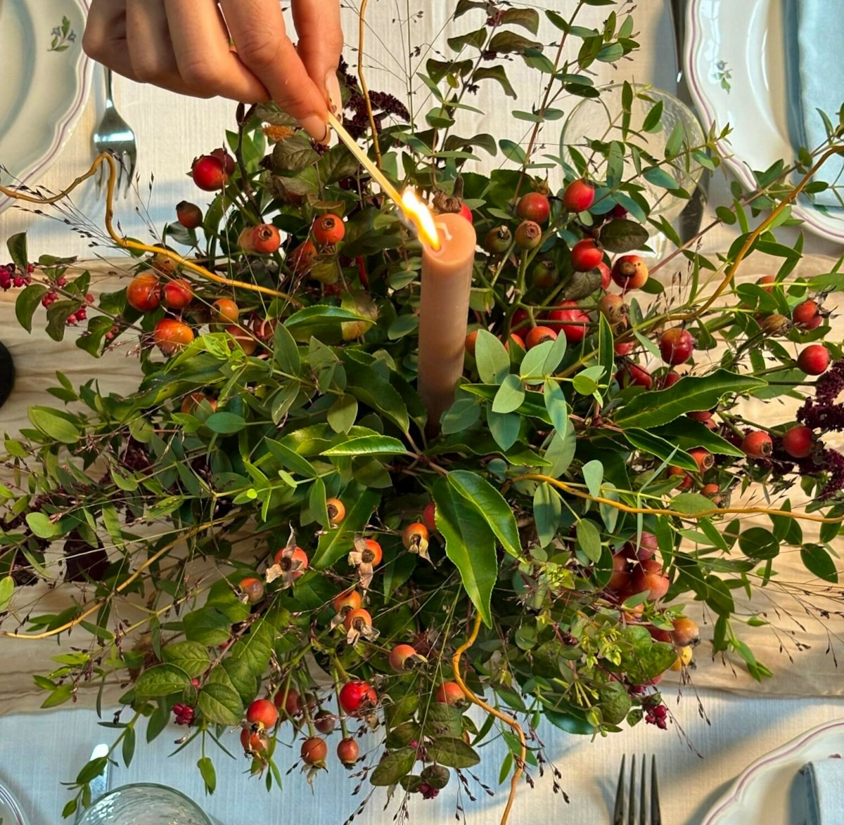 Spending Christmas with friends? Here's what to buy them to say thank you inc a lovely table arrangement from Flower &amp; Farmer  #Christmas #hosting #gifts bit.ly/3MIOSZo