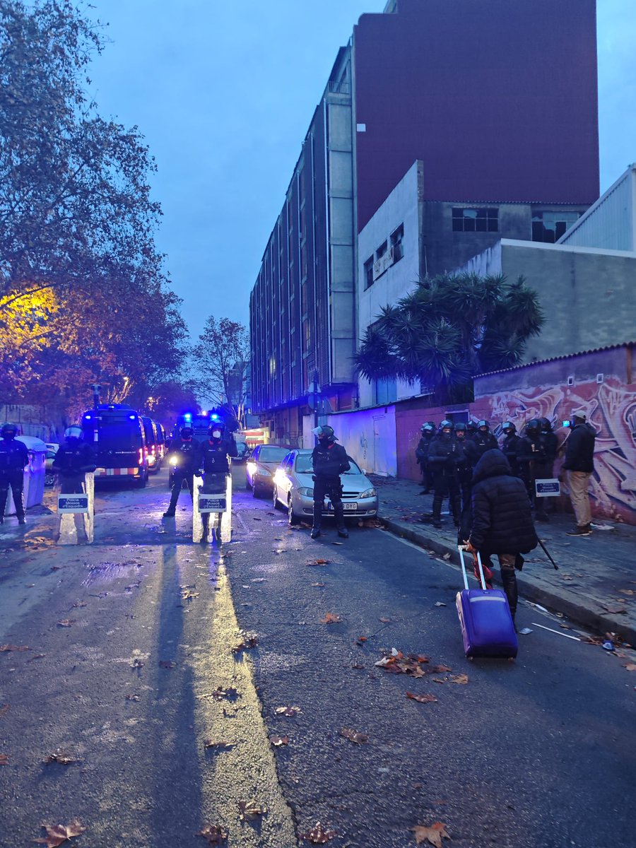 1⃣Vius a una nau industrial en condicions insalubres que es crema i mata 5 persones

2⃣Te'n vas un institut abandonat, que està en condicions deplorables, però és millor que el carrer.

3⃣Et desnonen 

4⃣T'identifica Policia Nacional en un control d'estrangeria.