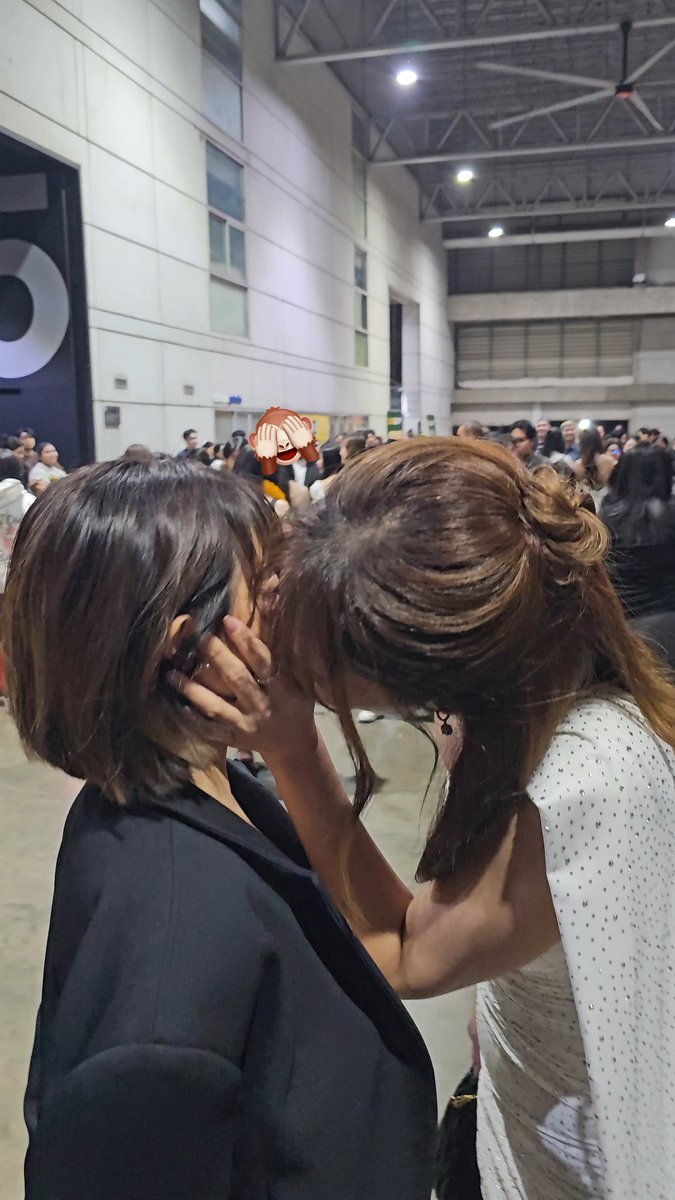 wheesa_mumi's tweet photo. ต่อให้นิ้วกั้นแต่ฟินมากกกกกกก จูบได้เลยเสิร์ฟให้เด็กมันดู๊วววววว 🫠🫠🫢
#BeeCrisSweetinInthe8ight https://t.co/kmDJLe7O7o