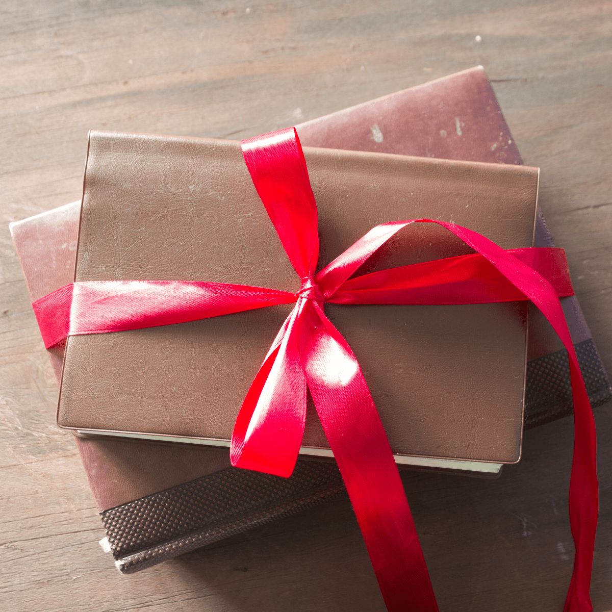 On the hunt for the perfect gift for your favorite reader? This Book Lover Gift Guide is packed with treasures, cozy accessories, and must-have gadgets. devinefairytale.com/book-lover-gif…
