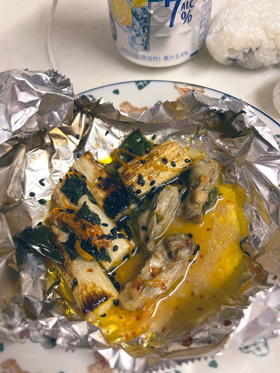 yu_enherb's tweet photo. 縮こまった牡蠣のアヒージョに焼きネギと
黒ごま合わせたら馬すぎてもぅ🍋 https://t.co/hwUNod5FoY