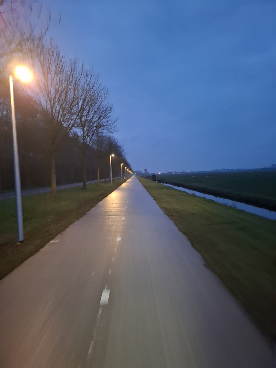 De fietsstrook aan het begin van de Werkerlaan is slechter verlicht dan het nieuwe #fietspad