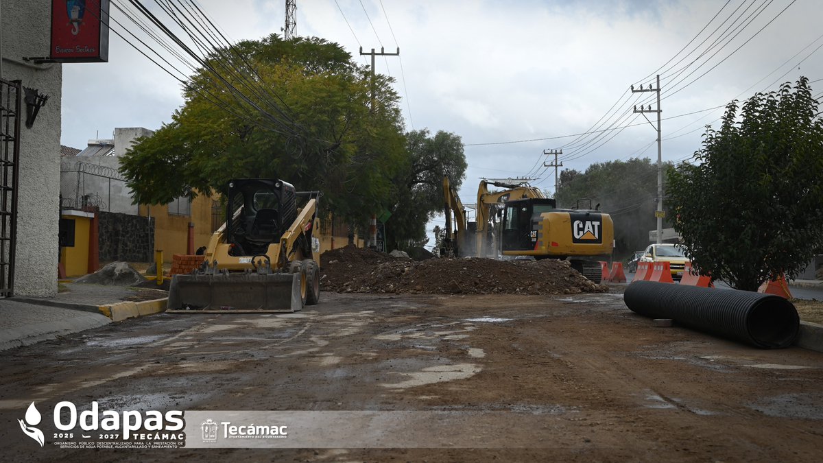 AyuntaTec2025's tweet photo. Continúan los trabajos de construcción del colector sanitario sobre la Av. Vía Real, como parte de la ampliación de la red de drenaje.

A pesar de las condiciones geológicas por presencia de roca, la obra avanza con procedimientos técnicos especializados. 

#ODAPASTecámac https://t.co/4rG7cyaYrs