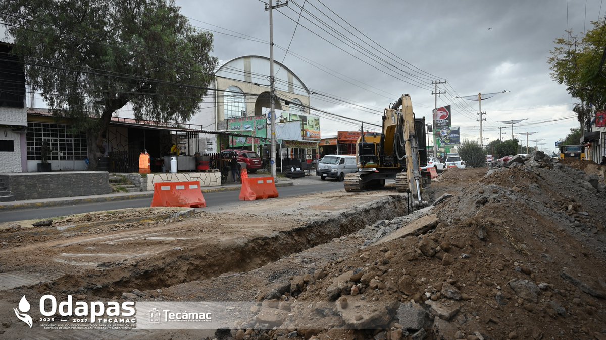 AyuntaTec2025's tweet photo. Continúan los trabajos de construcción del colector sanitario sobre la Av. Vía Real, como parte de la ampliación de la red de drenaje.

A pesar de las condiciones geológicas por presencia de roca, la obra avanza con procedimientos técnicos especializados. 

#ODAPASTecámac https://t.co/4rG7cyaYrs