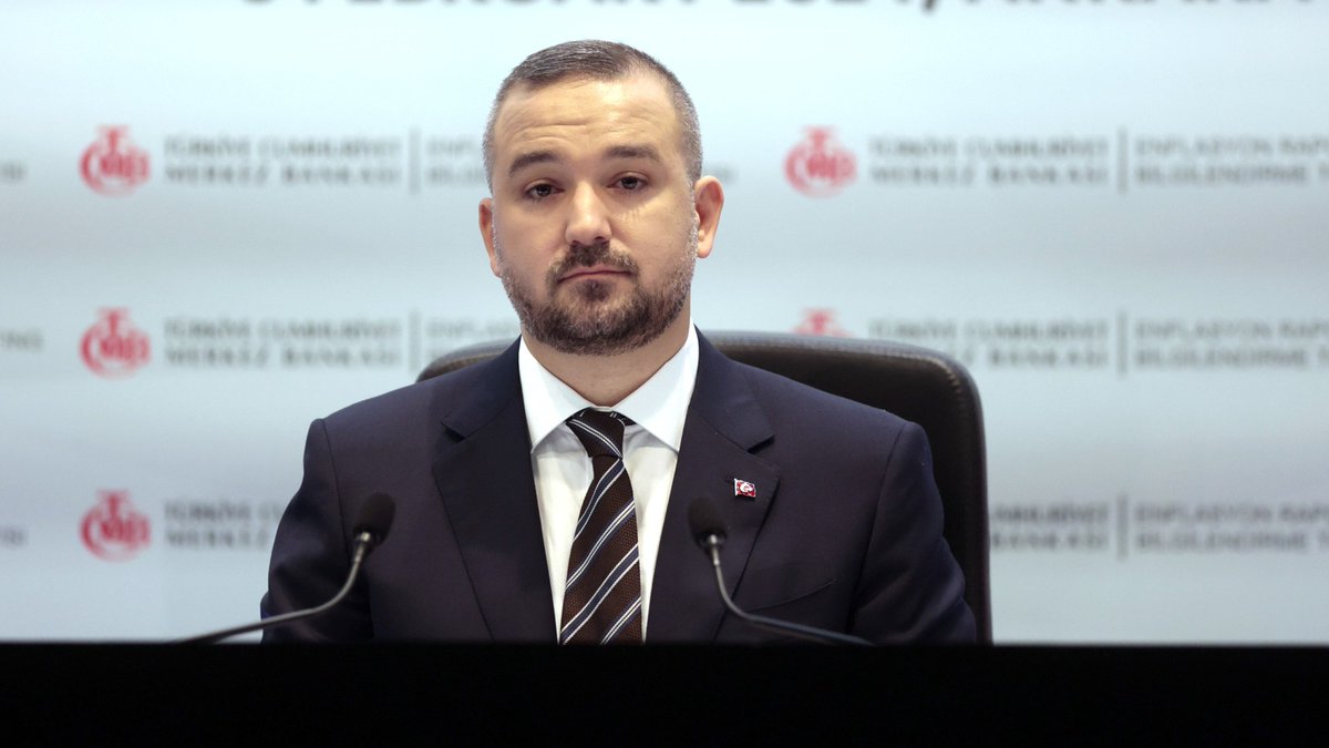 rte bu tiplerden kurtulup faizi mümkün olan en kısa sürede makul bir seviyeye indirmezse Türkiye'de artık seçim kazanamaz

Siyasi hayatındaki en büyük hatası, 2023 seçimlerini kazandıktan sonra Şimşek'i getirip %8,50 olan faizi daha da düşürmek yerine %50lere çıkarması oldu