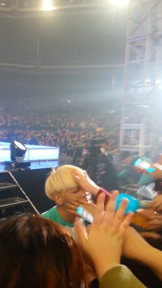 우리 샤이니월드는 질서를 잘지키죠? 이러고선 바로 냅다 무대밑으로 내려가서 내여자들한테 온몸 자기얼굴 전부 맡기는것도 존니섹시한데
팬걸은 이와중에 손가락하나로 겨우 콕..하고 머리 폭.. 쓰다듬는거 ㅈㄴ아름다움 이게가수와팬이라는거구나