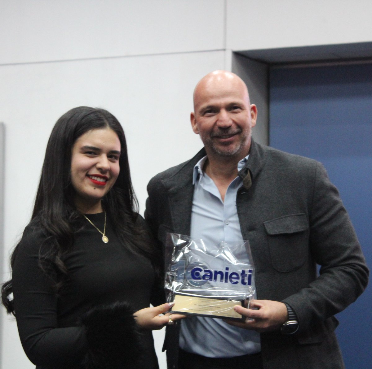 Mtra. Salma Guadalupe Anguiano Hernández recibe el reconocimiento como Profesional del Año 2024 – Categoría Femenino, por su destacada visión estratégica y contribución al fortalecimiento organizacional.

Liderazgo que impulsa decisiones inteligentes.