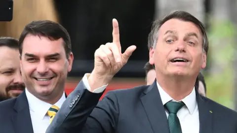BolsonaroSP's tweet photo. FLÁVIO: MAIS DO QUE UMA CANDIDATURA

Ao indicar @FlavioBolsonaro para presidente, @jairbolsonaro manda um forte RECADO: prefere correr o risco de morrer na cadeia injusta do que buscar por privilégios pessoais. Ninguém o criticaria se ele fosse por outro caminho, todos entenderiam - e certamente seria mais confortável para ele.

Esta forte mensagem foi transmitida a Flávio e é por ele carregada hoje. Ponham-se no ligar de Flávio… que responsabilidade!

Esta candidatura representa ESPERANÇA de um governo que olhe novamente para interesse dos brasileiros comuns, que assume o SACRIFÍCIO PRÓPRIO em nome da LIBERDADE alheia e é por isso, também, que tenho fé que NÓS VENCEREMOS.