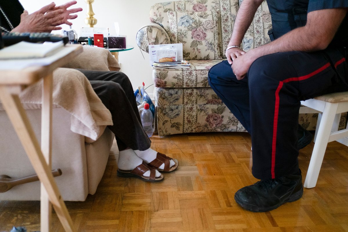 OttawaPolice's tweet image. 🚨 Grandparent scam attempt foiled by family and police 🚨

Thanks to quick action by family members and Ottawa Police officers, a senior was protected from losing nearly $6,000 to a grandparent scam. A suspect was arrested after attempting to collect the money in person.

These…
