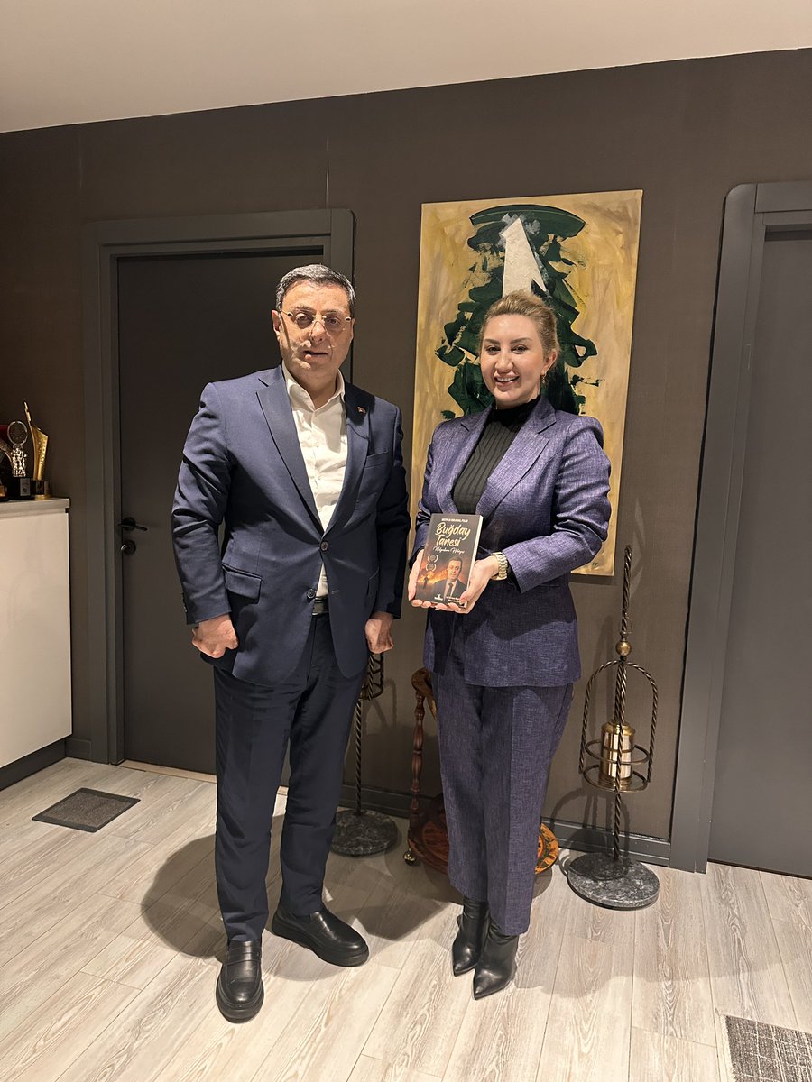 Çok kıymetli Ak parti İstanbul Milletvekili Av.Serkan Bayram beyefendiye nazik davetleri ve misafirperverlikleri için çok teşekkür ediyorum.Kendileri,hayat hikayesini konu alan ‘Buğday Tanesi’kitabını bana hediye ettiler fakat ben gitmeden filmini gözyaşlarıyla izlemiş ve çok