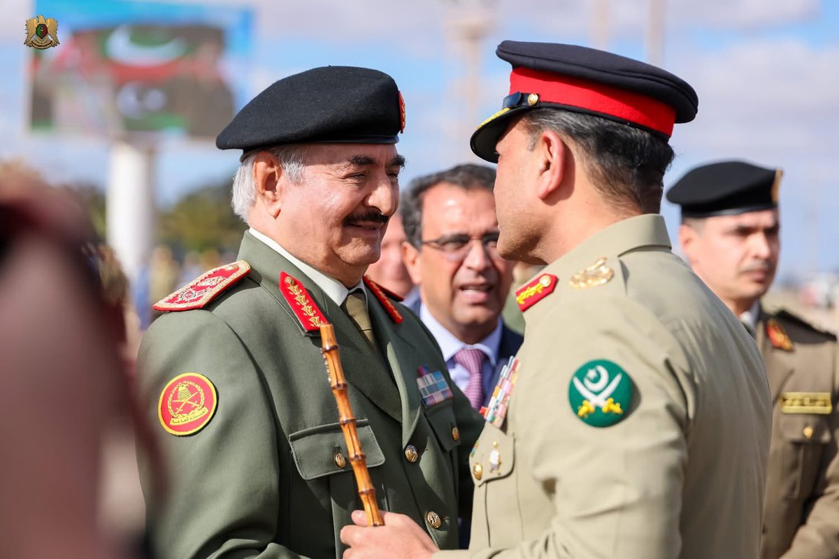🚨 عاجل > المشير حفتر يستقبل المشير عاصم منير قائد الجيش الباكستاني رفقة وفد عسكري رفيع المستوى يضم عددًا من رؤساء أركانات الجيش الباكستاني في إطار زيارة رسمية.

القيادة : الزيارة في إطار تعزيز الروابط الثنائية بين البلدين الشقيقين في مختلف المجالات.

📌 أكد الطرفان على عمق