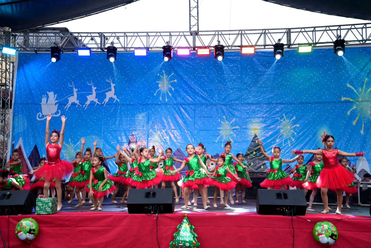 #UnaNocheInolvidable 

✨🤍 Que esta Navidad nos recuerde que juntos todo es posible, iluminando nuestros corazones con esperanza y paz. 🤍✨

Mira la galería completa aquí: facebook.com/share/p/17o59Q…